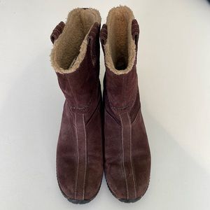 Timberland boots size 6.5 in a brown maroon color.